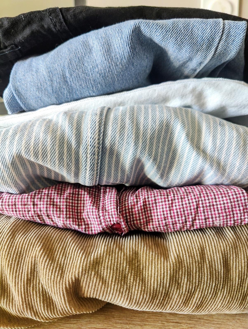 Vêtements de seconde main en attente d’upcycling – Josette Upcycling