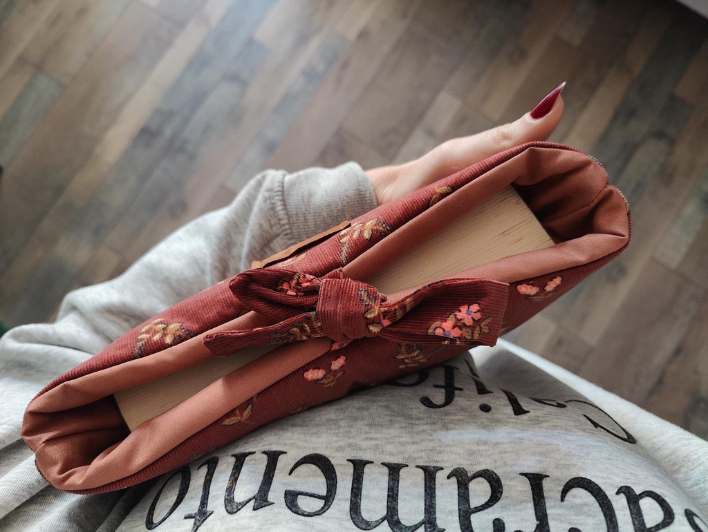 Pochette pour livre en tissus upcyclés en velours milleraies tenue dans les bras