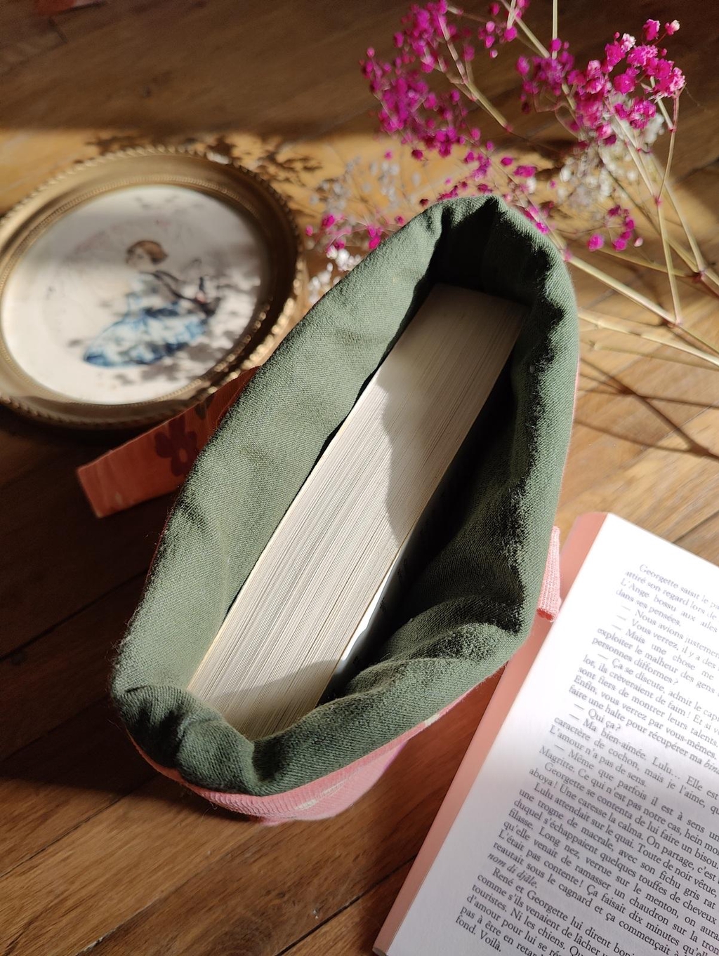 Pochette pour livre de poche rose en velours milleraies toute douce. Ethique et zéro déchet, tissus de seconde main.