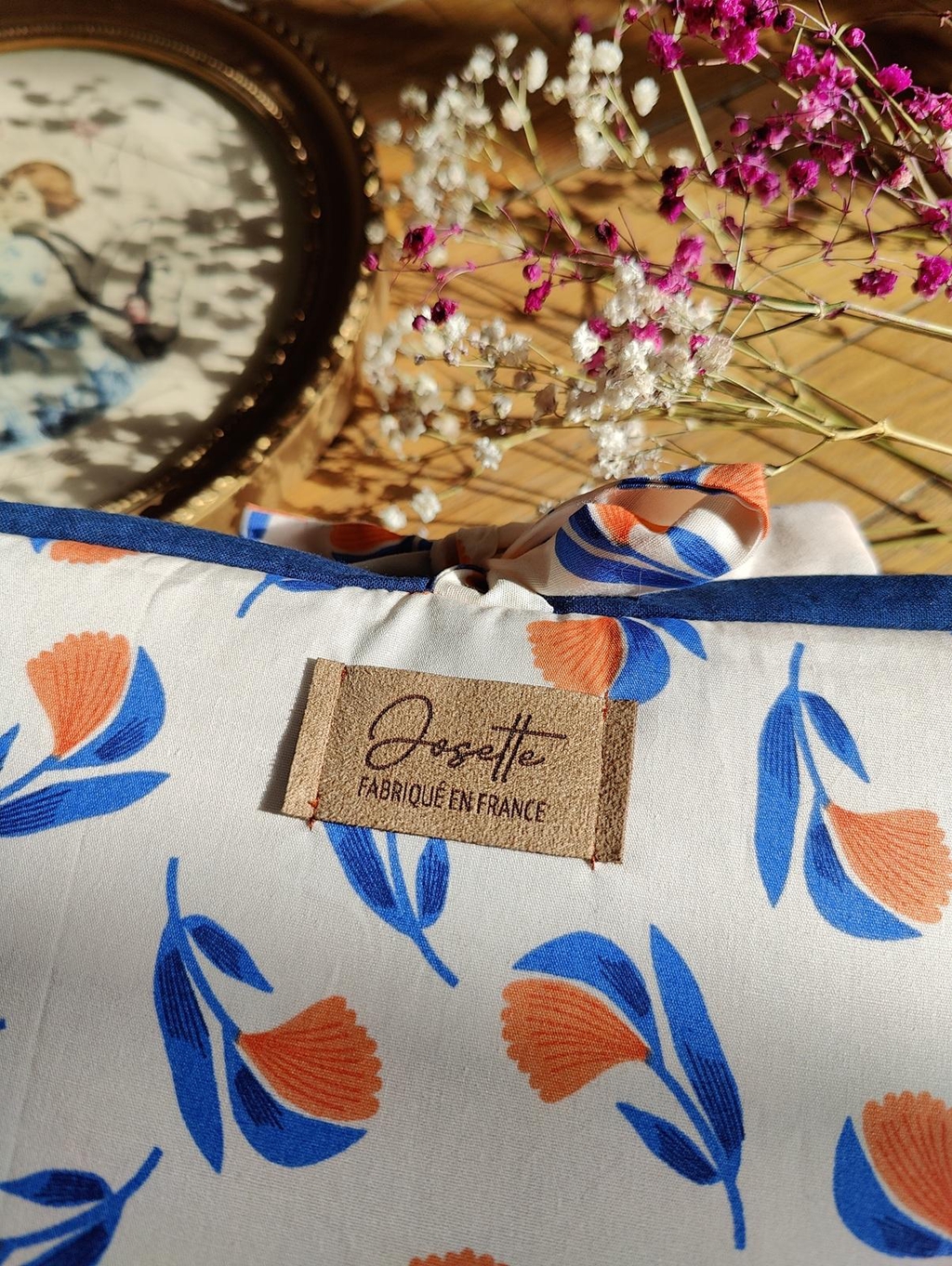 Pochette à livre blanche avec fleurs bleues et oranges. Ethique et zéro déchets, tissus de seconde main.