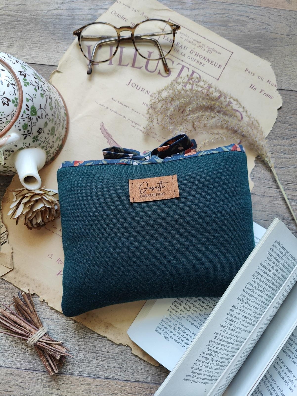 Pochette pour livre proche en tissus upcyclés vert forêt et intérieur fleuri