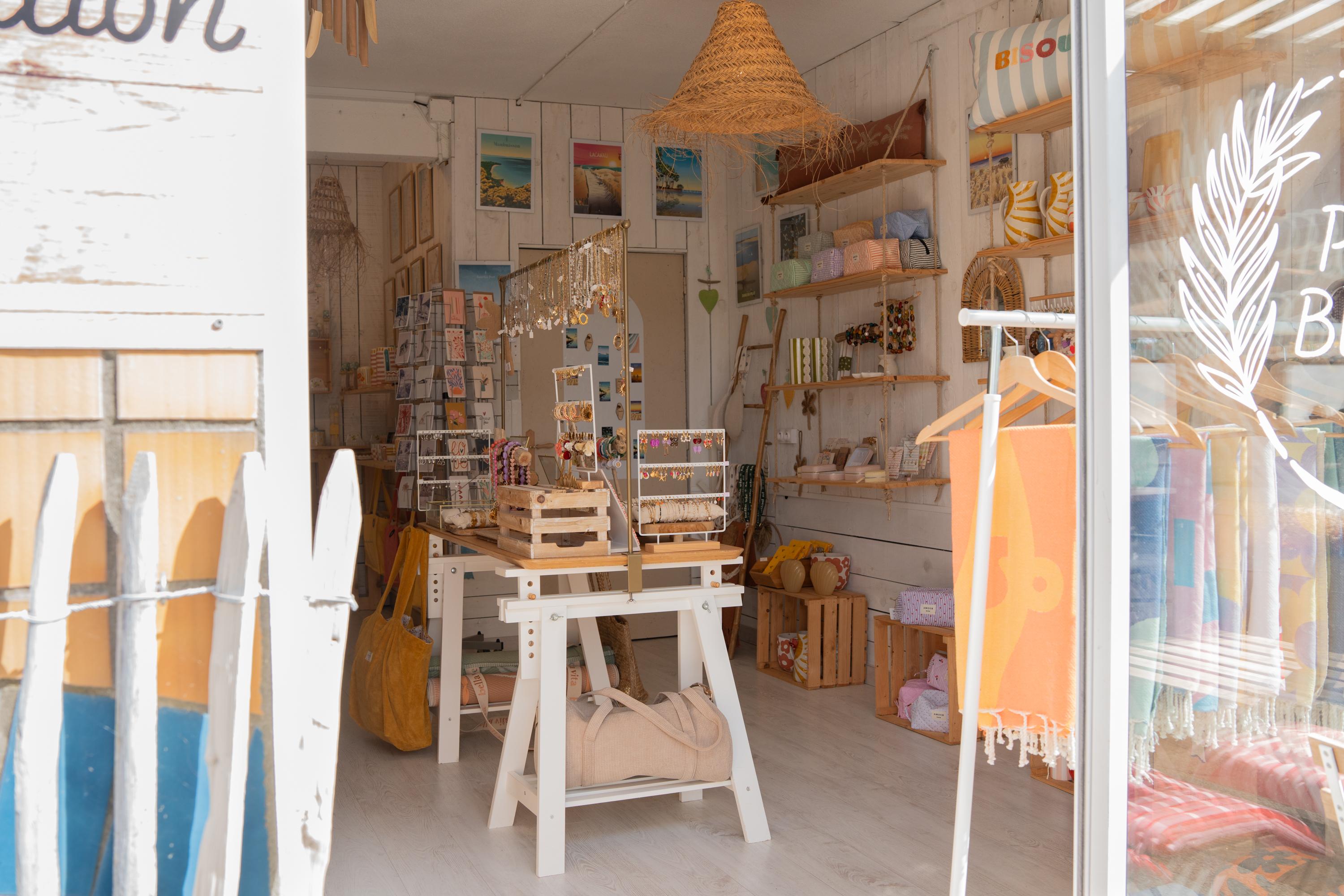 boutique décoration Hourtin Port, concept store Gironde, bijoux femme, vaisselle tendance, accessoires lifestyle, commerce local