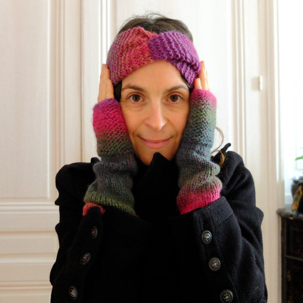 Alice, créatrice de la marque NJAXASS, porte l'ensemble manchettes et bandeau Guanajuato tricotés main en laine multicolore