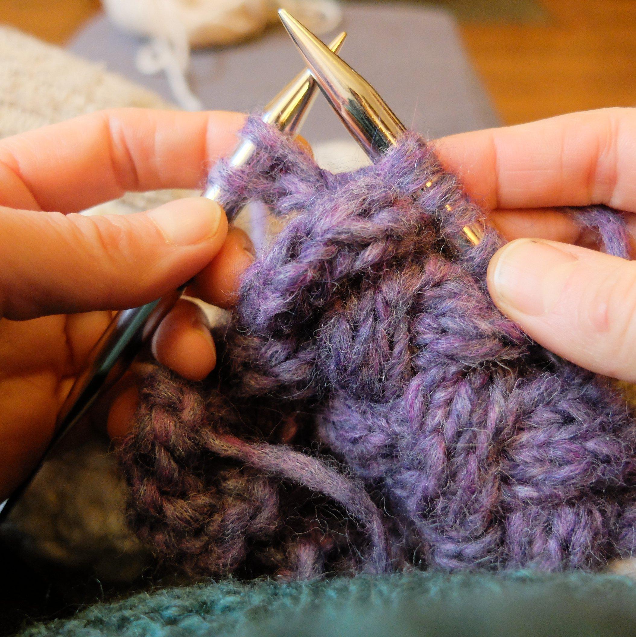 Atelier créatif à Lyon : cours de couture et tricot en petit groupe. Apprenez à créer des pièces uniques dans une ambiance conviviale et artisanale.