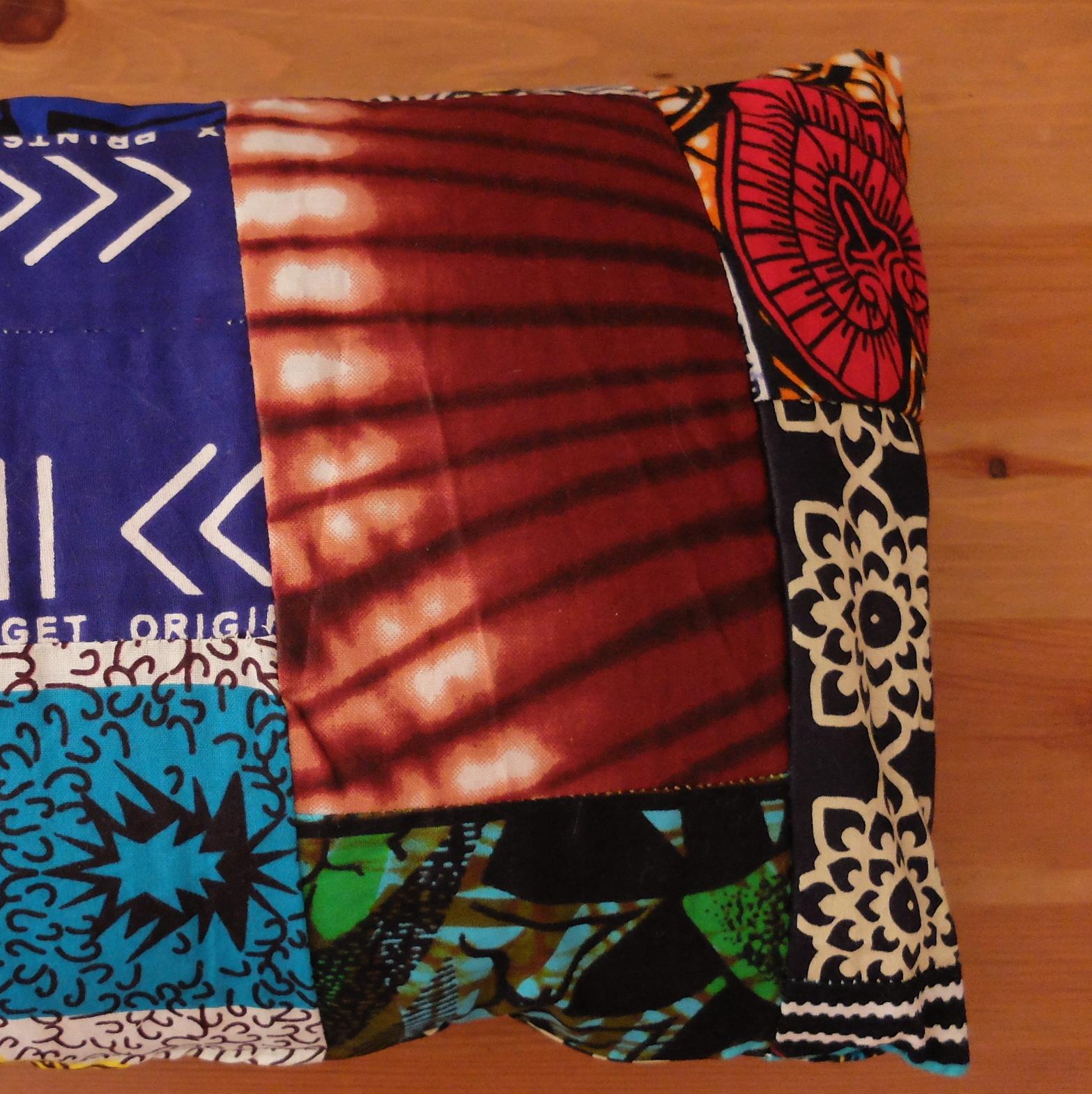 Coussin en patchwork de wax. Pièce unique et artisanale, confection éthique et écoresponsable.