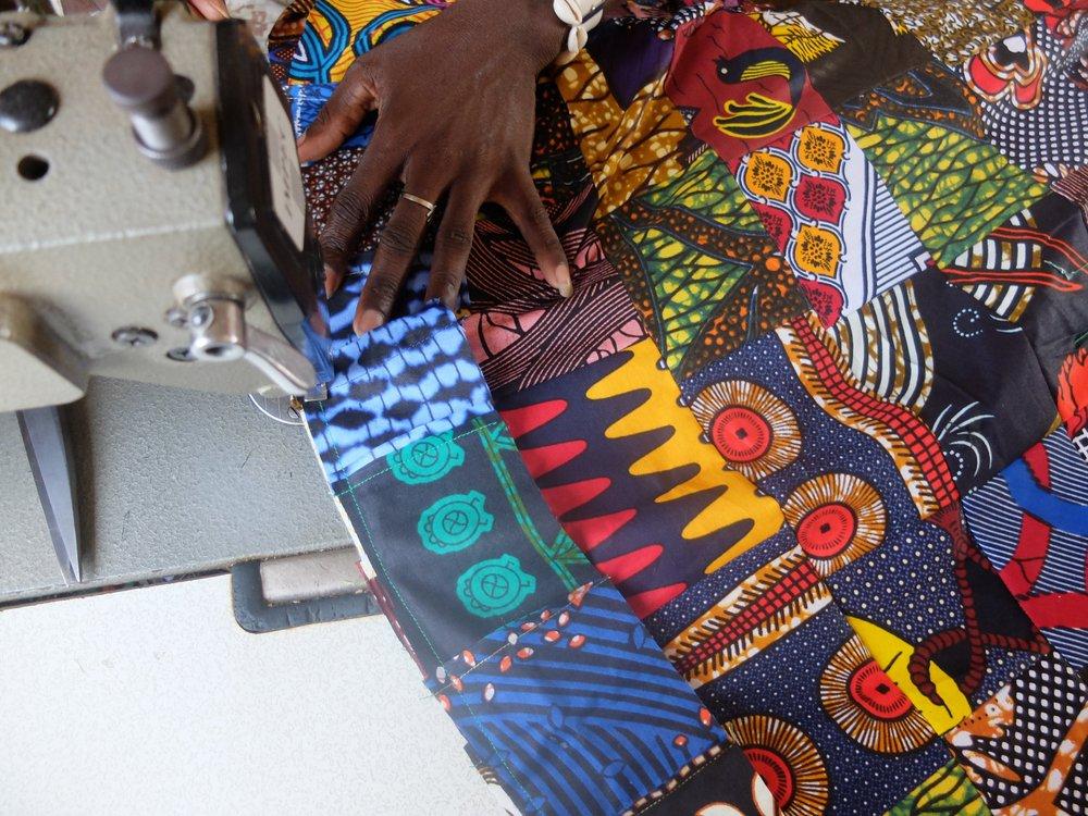 Fabrication au Sénégal du patchwork njaxass par Diegane, jeune apprenti tailleur, dans son atelier à Ndangane