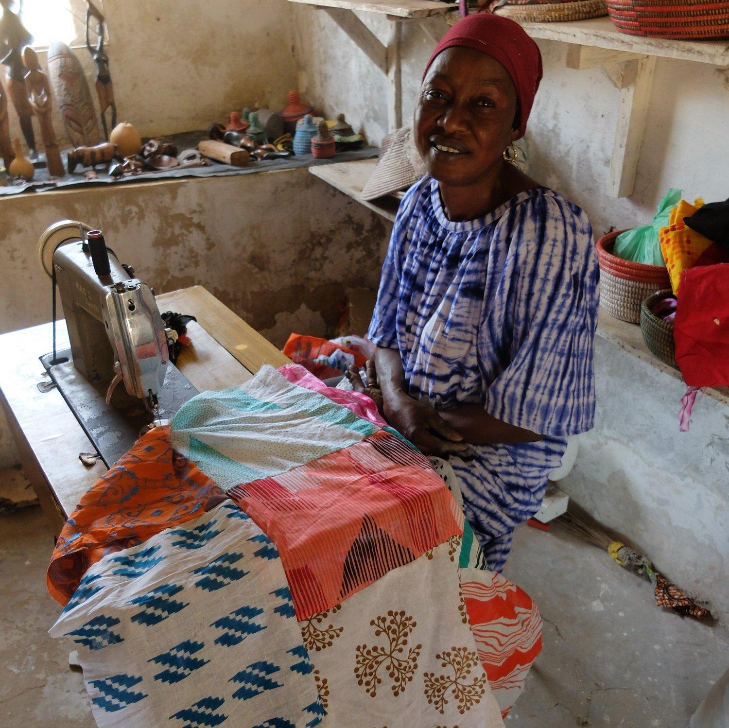 Collaboration éthique avec des artisans sénégalais qui créent des patchworks en chutes de wax - mode éthique et écoresponsable