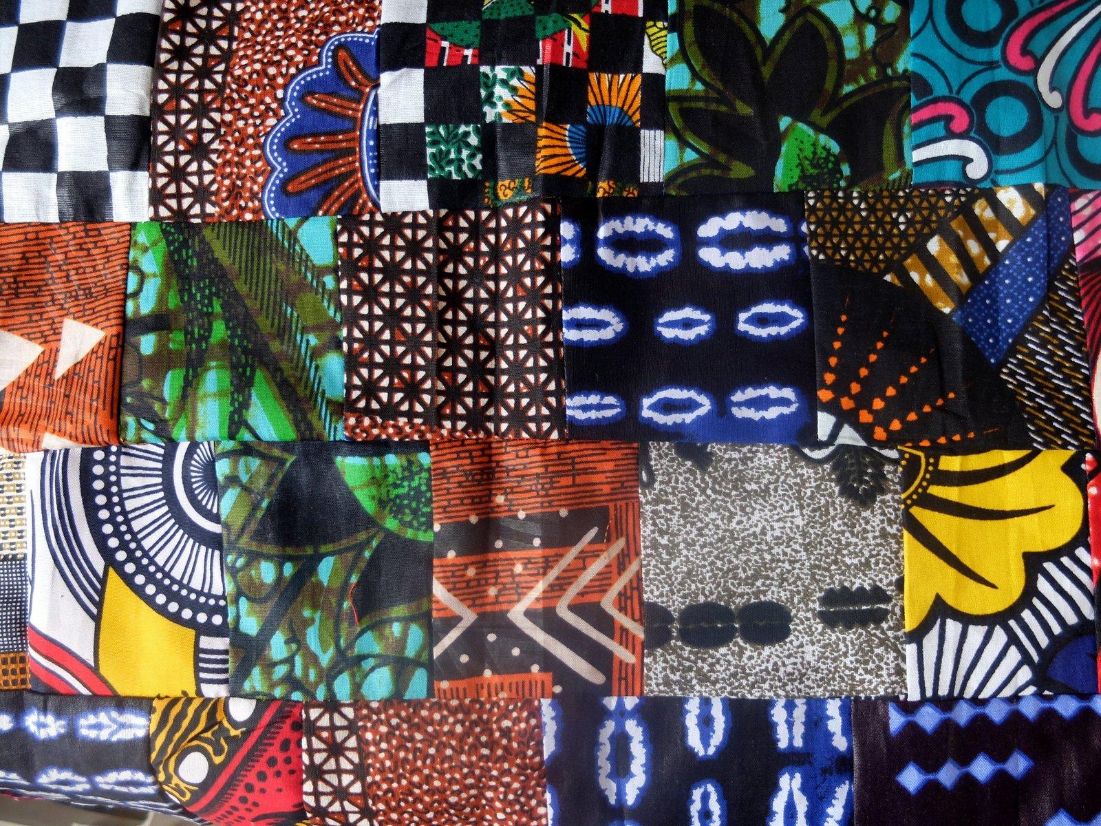 Atelier créatif DIY couture à Lyon - Créer votre patchwork sénégalais en tissu wax pour fabriquer une housse de coussin sur mesure ou une pochette à carnet, liseuse, ou bijoux.