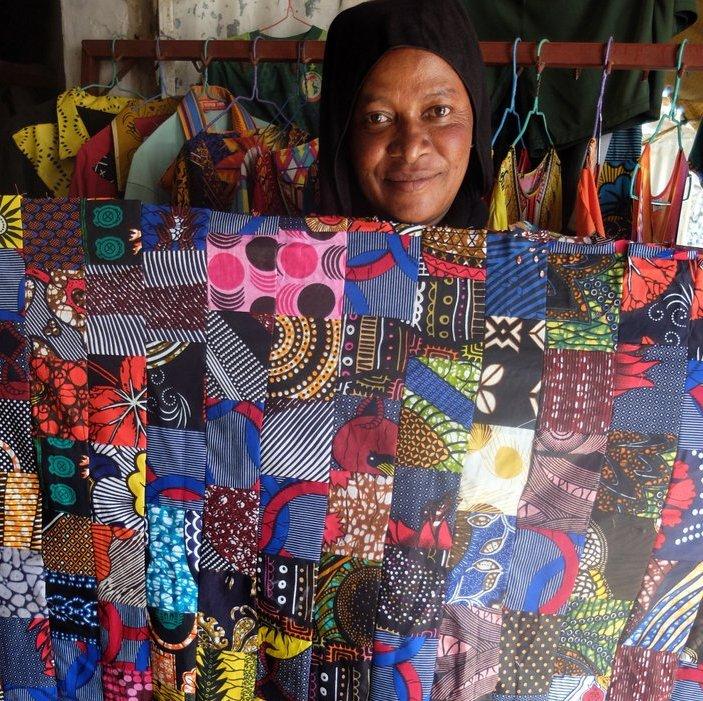 Le patchwork njaxass, une tradition artisanale sénégalaise et un levier d'émancipation économique pour les femmes et les jeunes. Photo de Adame dans son atelier à Ndangane.