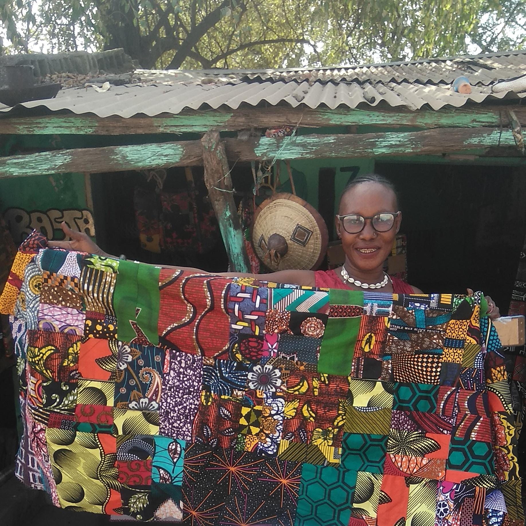 Collaboration éthique avec des artisans sénégalais qui créent des patchworks en chutes de wax - mode éthique et écoresponsable