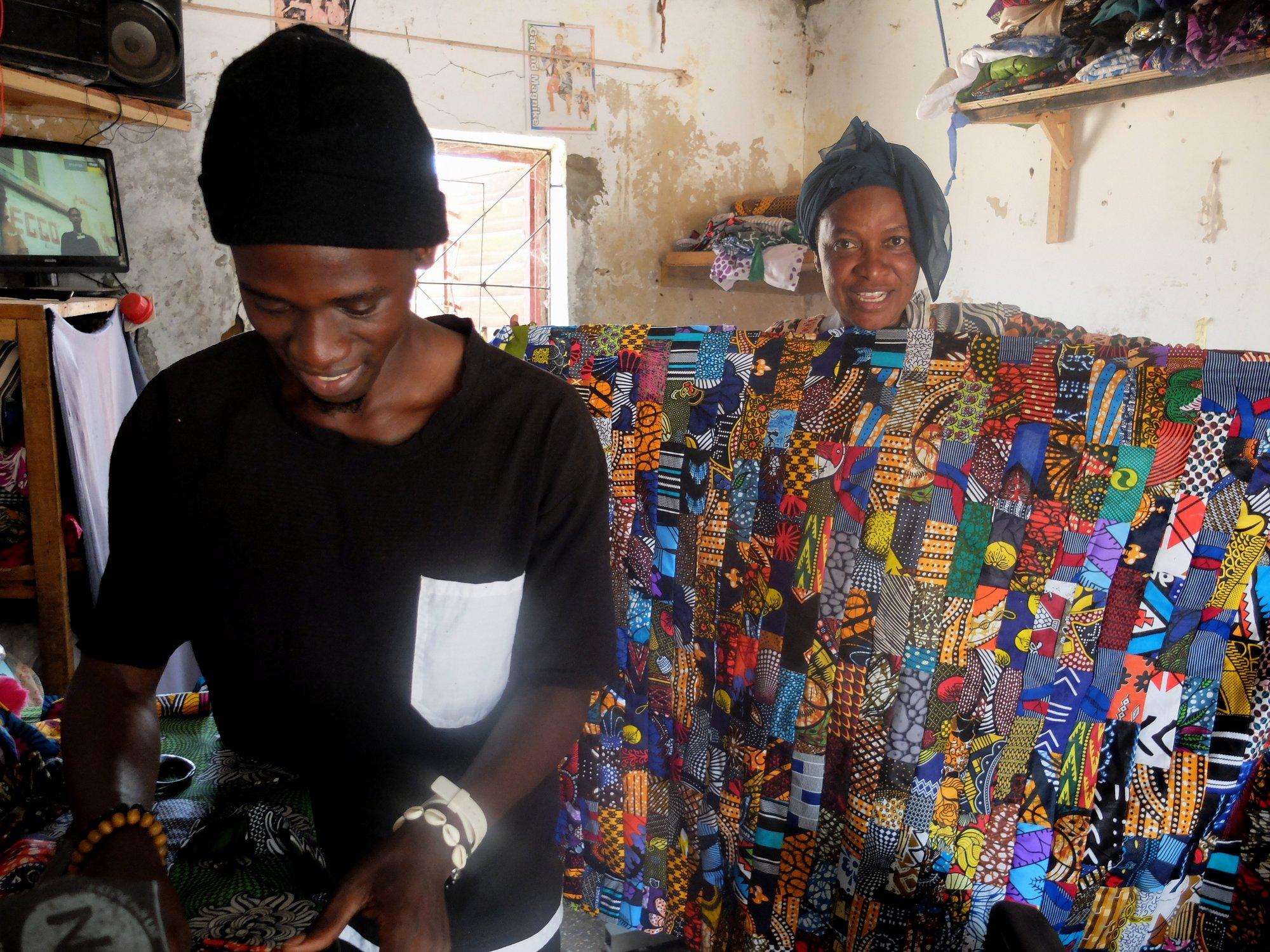 Collaboration éthique avec des artisans sénégalais qui créent des patchworks en chutes de wax - mode éthique et écoresponsable