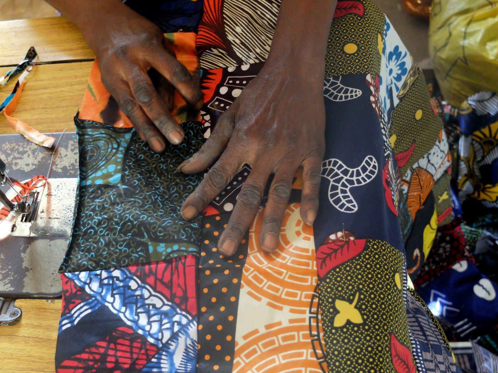 Fabrication du patchwork njaxass en coton wax par les artisans sénégalais.