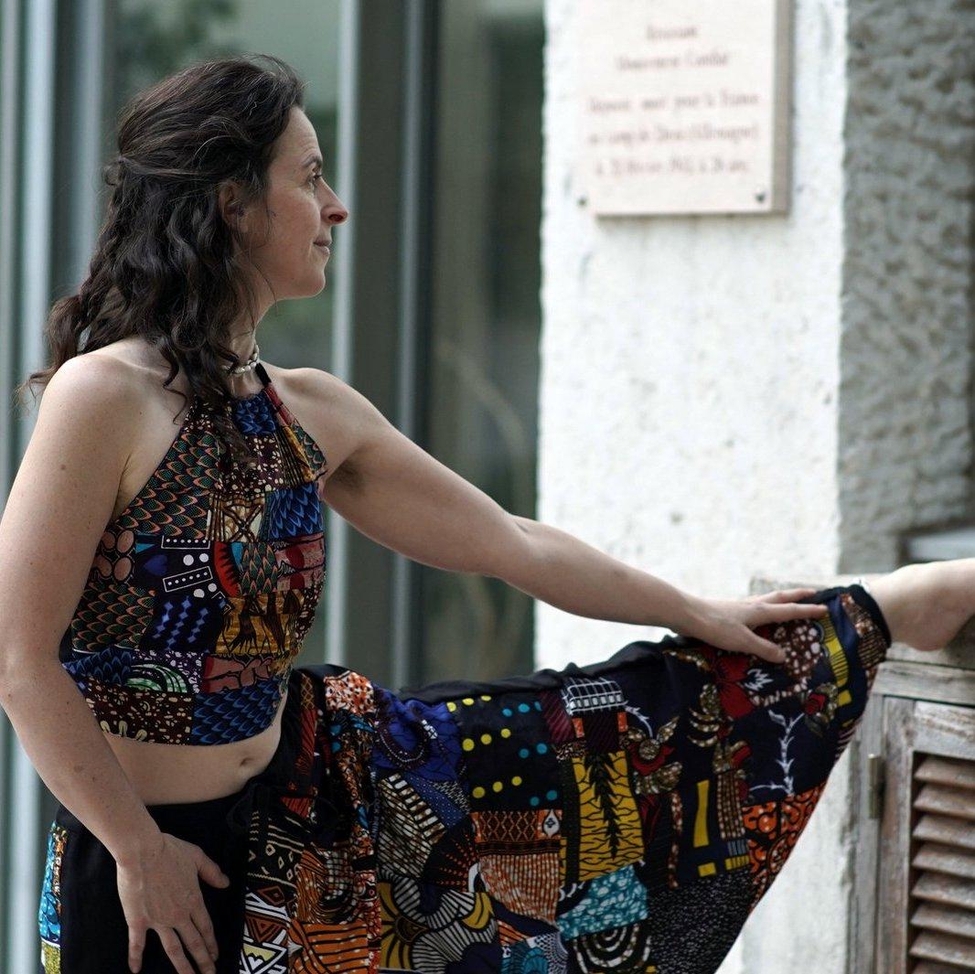 Mode éthique en patchwork njaxass : un top dos nu et un sarouel uniques, confectionnés à partir de chutes de tissu recyclées. Une mode durable et colorée, inspirée du Sénégal et du métissage culturel.