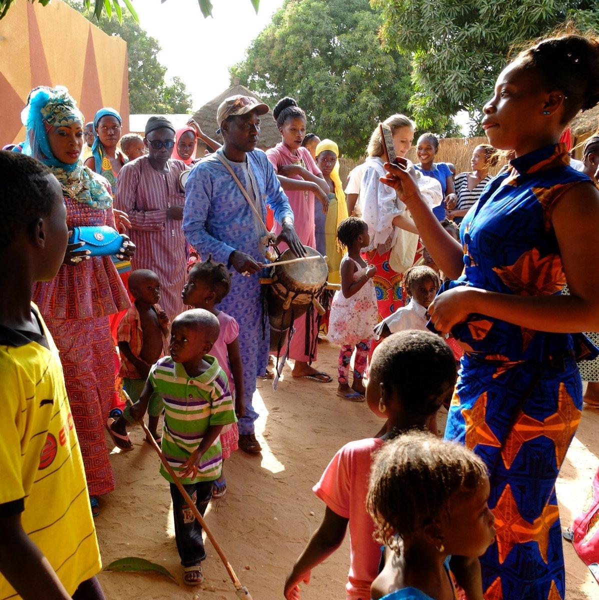 Une fête de village au Sénégal, une véritable explosion de couleurs vives et joyeuses !