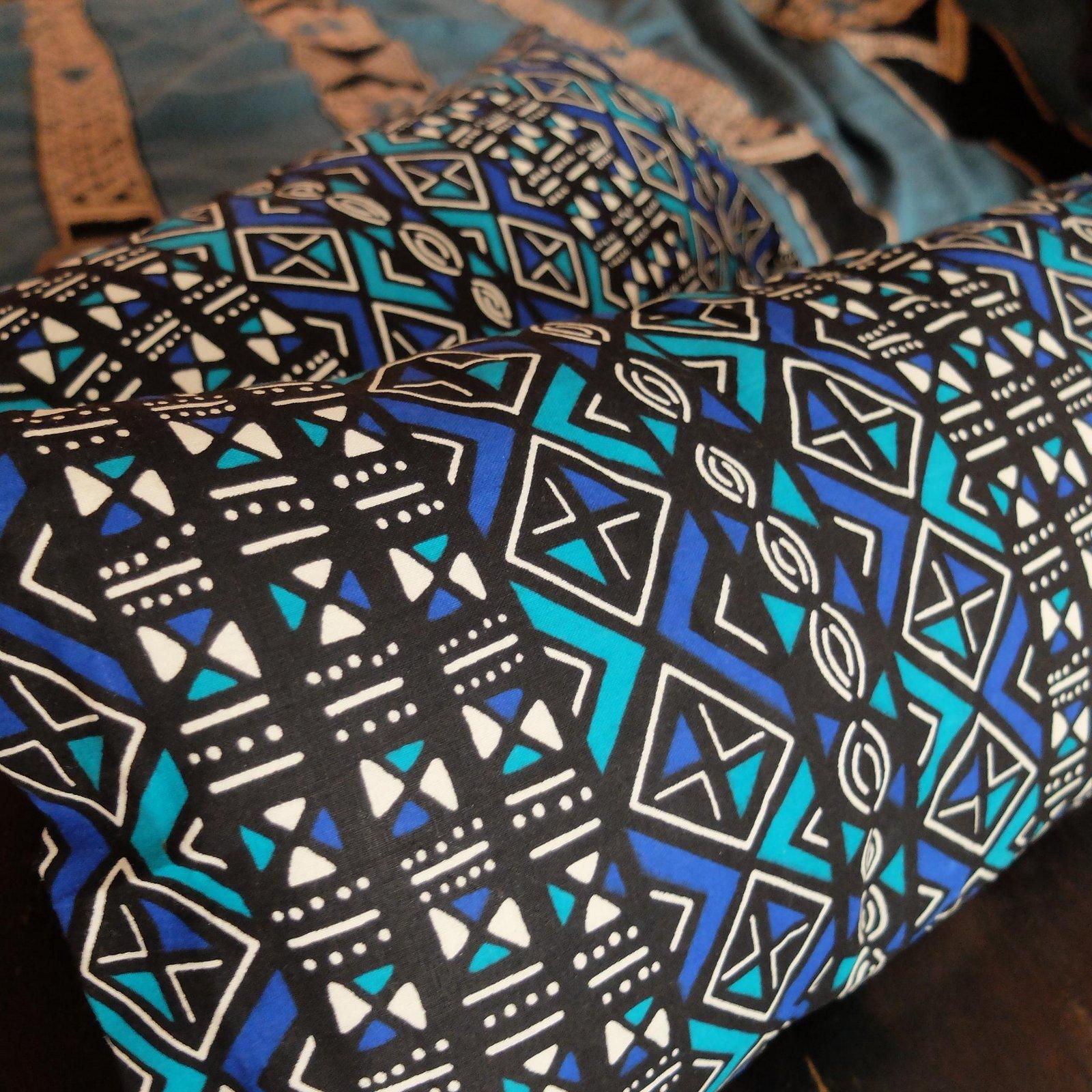 Confection sur mesure : coussins douillets et enveloppants pour un cabinet de shiatsu, confectionnés sur mesure en coton wax aux motifs bleus aztèques