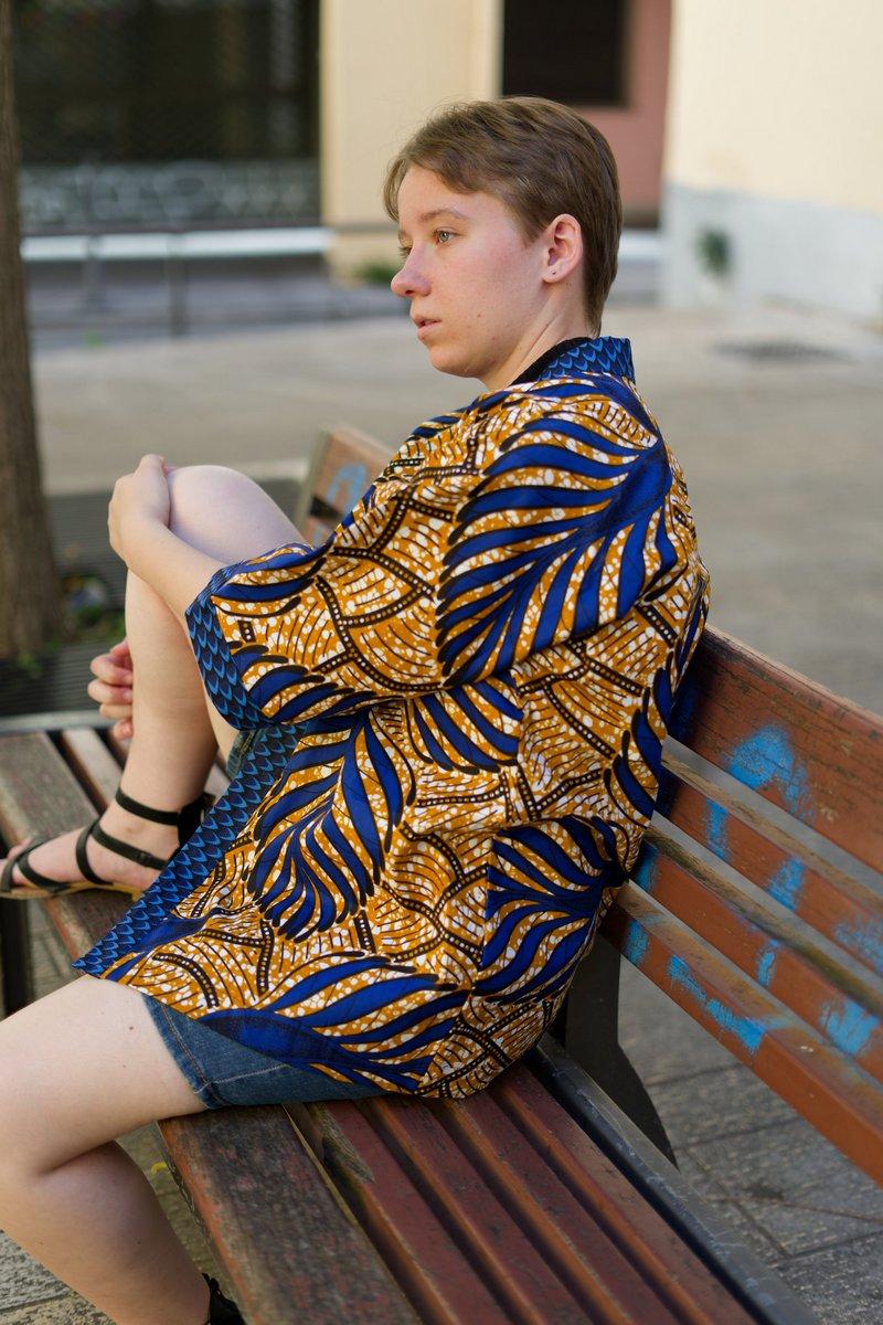 Veste kimono mixte en coton wax du Sénégal, confectionnée à la main en France. Coupe ample, pièce unique, mode éthique et créative NJAXASS.