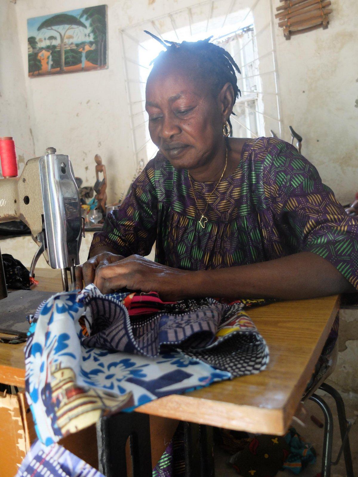 Fabrication au Sénégal du patchwork njaxass par Sanou, artisane couturière, dans son atelier à Ndangane