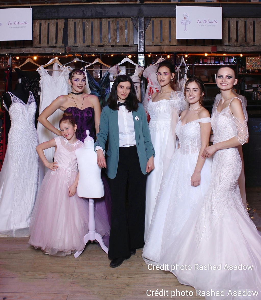 Autres services de l'atelier de confection La Bobinelle fabricante de robes de mariées, retouches et réparations de vêtements, vente de bijoux de tête, de noeuds papillons et location de vêtements de cérémonies ou de mariage, cours de couture.