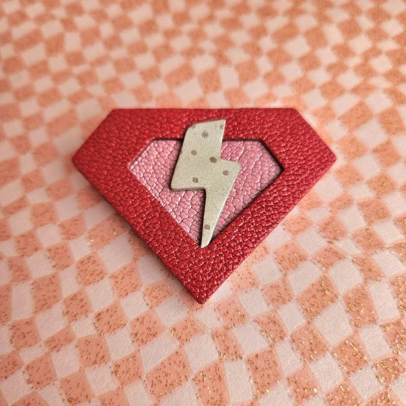 photo d'une broche en cuir rouge et rose