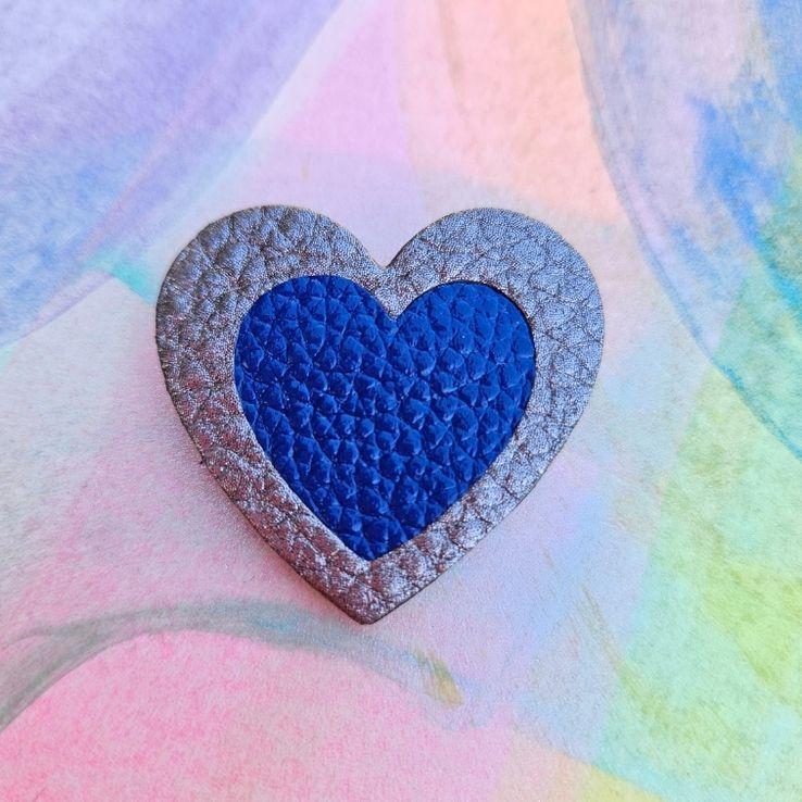 photo d'une broche en cuir  rouge et rose
