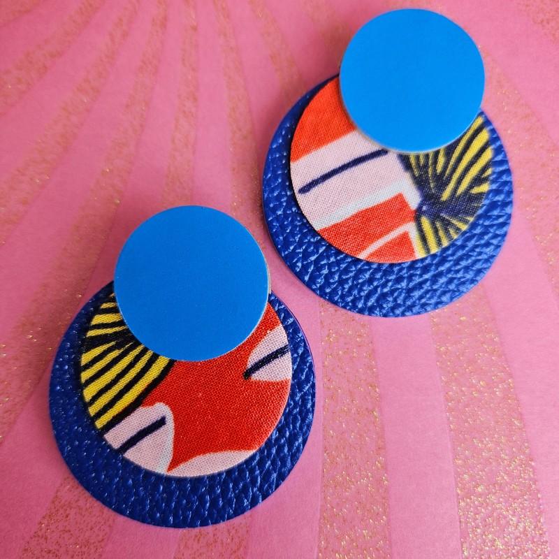 Boucles d'oreilles rondes dans les couleurs bleues et orangées