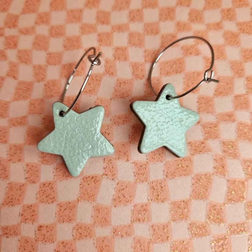 petites boucles d'oreilles en forme d'étoile