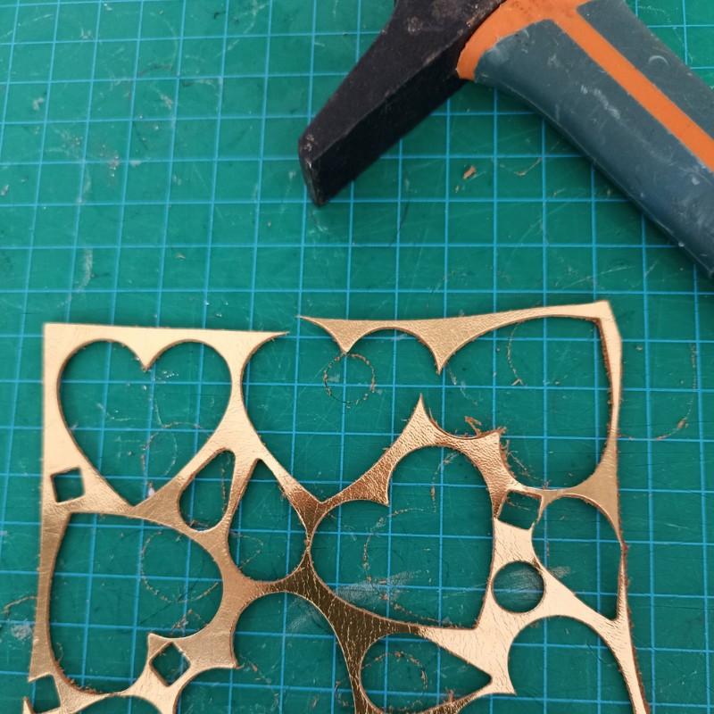 Etape 2 dans la fabrication : découpe et encollage