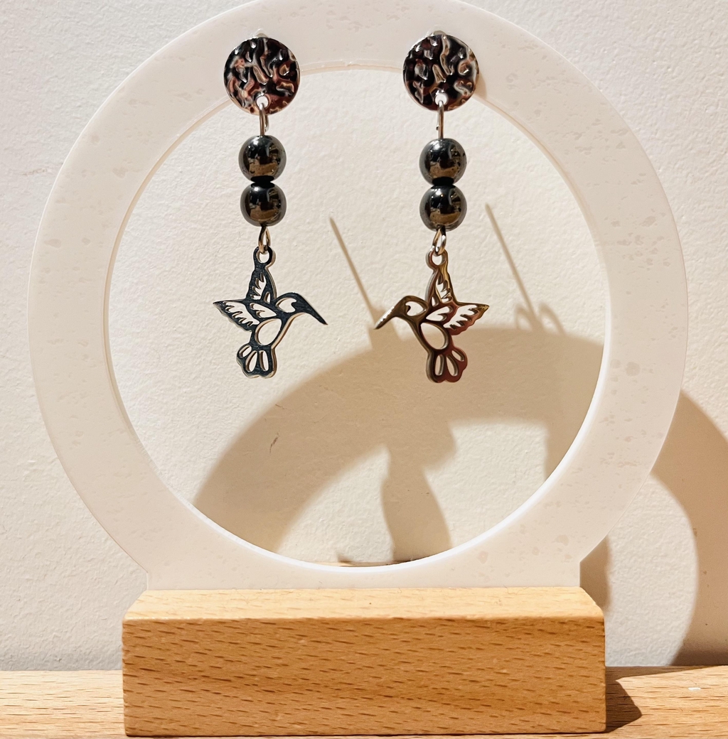 ✨ Perles en beauté ✨
De délicates créations faites main, mêlant douceur, éclat et élégance. Chaque paire est une pièce unique imaginée avec amour pour sublimer ton quotidien.