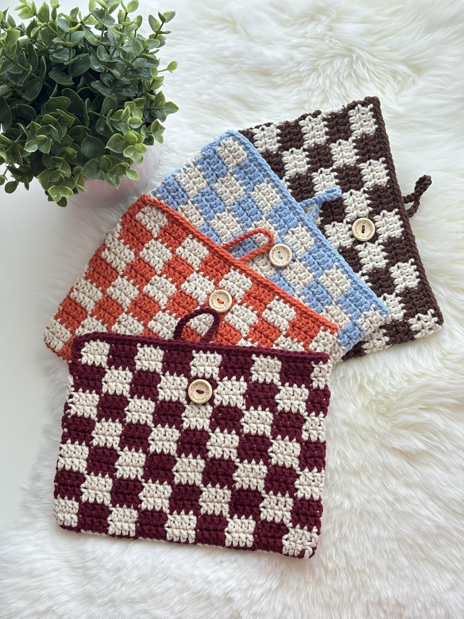 Collection Lecture de Lena Knits : pochettes et housses à livres au crochet faites main en France