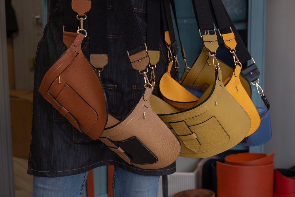 1. Trouvez votre modèle coup de coeur
2. Prenez contact avec l'artisan pour choisir votre cuir d'exception
3. Passez votre commande 