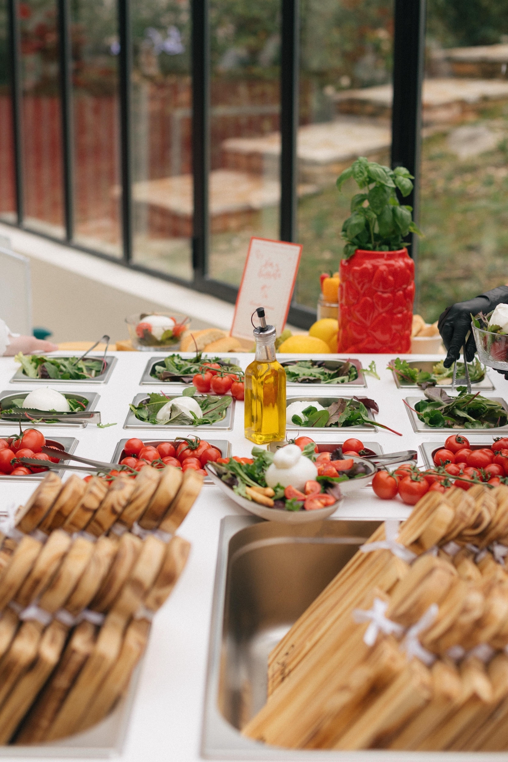 Un comptoir mobile pliant avec les bacs inox gastro pour animation culinaire