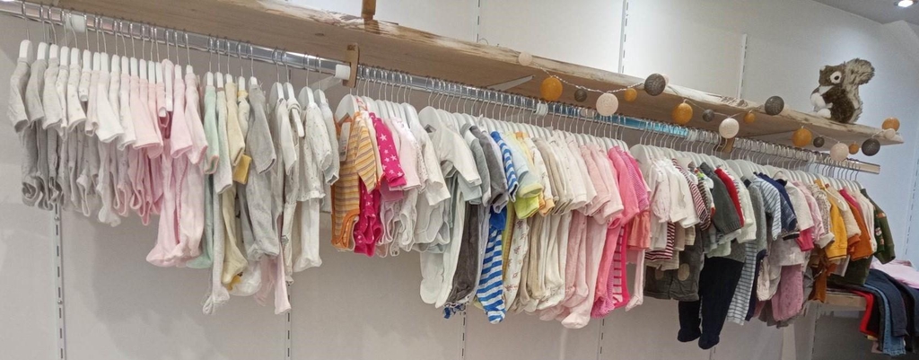 Portant de vêtements de seconde main.