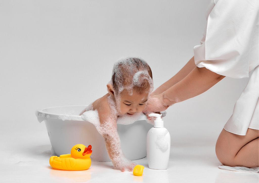bébé dans une baignoire avec de la mousse
