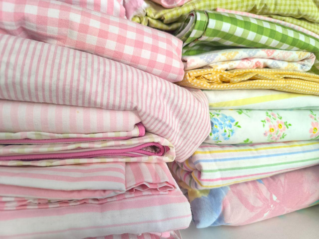 Trésors chinés à l'atelier 
draps anciens selectionnés avec soin, parfaits pour la couture, l'upcycling et les créations uniques