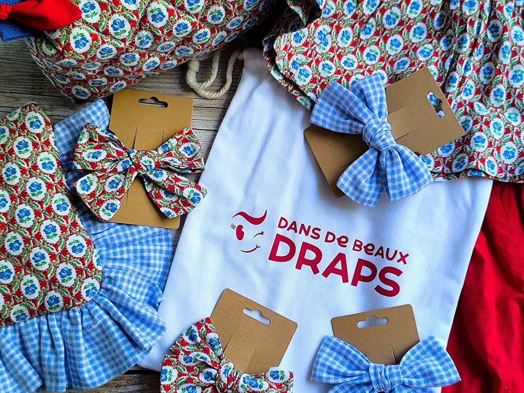 La collection MIETTE est une mini-série limitée de créations artisanales en upcycling. Chaque pièce est cousue à partir de tissus anciens chinés, transformés en vêtements et accessoires uniques.
Vous y retrouverez des ensembles bébés composés de blouses et bloomers confortables, de trousses matelassées pratiques, des pochons à emporter partout et des noeuds en tissu plein de malice montés sur pince crocodile.Chaque article porte un nom tendre et espiègle_Miette de tendresse, Miette de Fantaisie, Miette de Malice.
ces créations ne sont pas reproductibles; elles sont conçues comme des pièces uniques, avec parfois de lége
ères imperfections dues à la vie passée du tissu, qui ajoutent à leur charme et leur authenticité.
en choisissant la collection MIETTE? vous offrez à votre enfant ou à votre quotidien, des pièces faites main, à la fois poétiques, colorées et respectueuses de l'histoire des étoffes.
Upcycling, artisanat français, pièces uniques pour bébés et accessoires : découvrez Miette , une collection unique et pleine de charme.