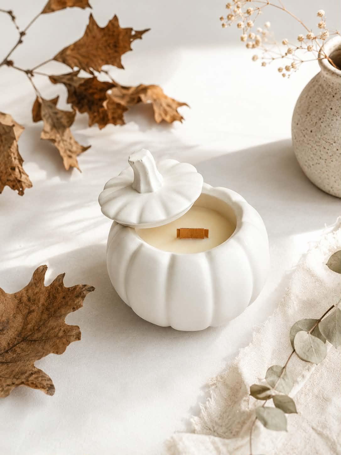 Collection Automne L’Atelier Bloom : bougies artisanales, parfums d’ambiance et senteurs chaleureuses pour une maison cocooning et réconfortante.