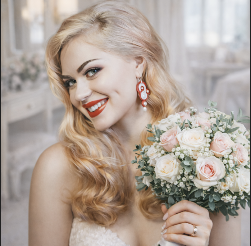 Coiffure mariée élégante avec boucles naturelles – coiffure mariage à domicile Valenciennes by Lulikova