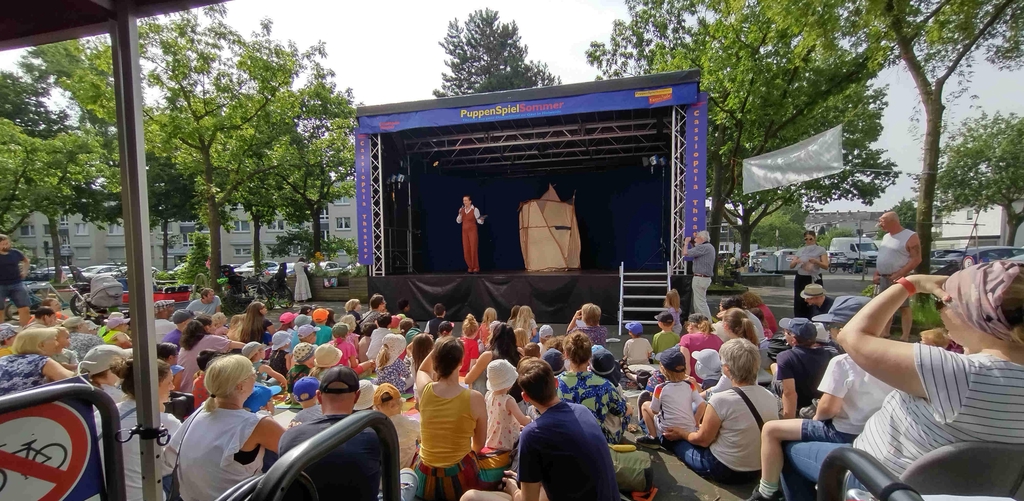 Anmoderartion des PuppenSpielSommers. Gemeinwohlorientiertes Puppentheaterfestival mit freiem Eintritt