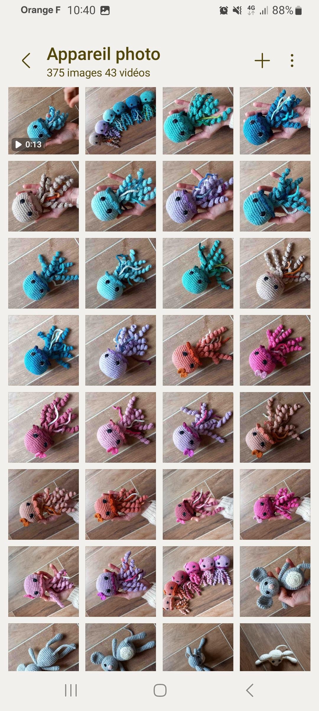 Pointilleuse créatrice de peluches réalisées au crochet avec amour