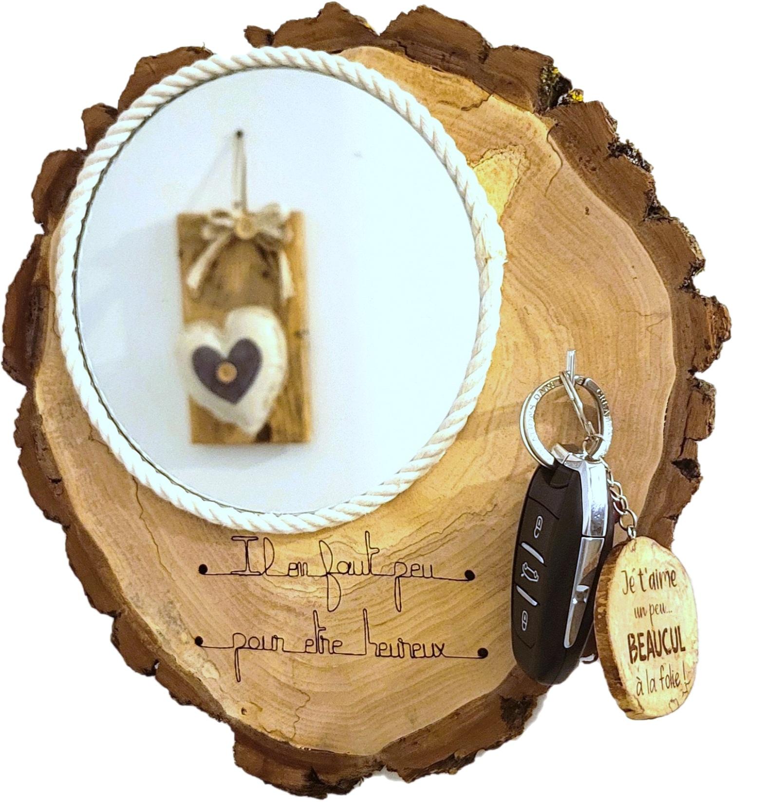 Décorations murales diverses en bois, faites mains.
Décoration et supports porte-clés avec miroir, idéal pour décorer l'entrée d'une maison