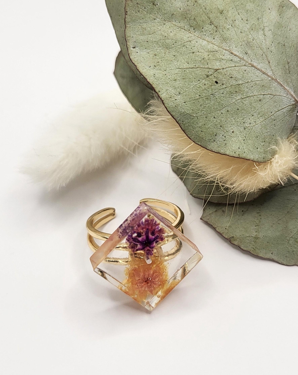 Création de bagues avec des fleurs préalablement séchées et figées dans la résine.
