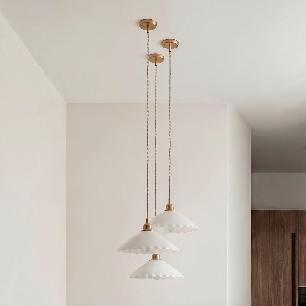 Chaque luminaire Leotti est façonné à la main dans mes ateliers entre Bordeaux et les Landes.
Pensés comme des pièces sculpturales, mes luminaires en céramique transforment la lumière en matière et créent des atmosphères douces et chaleureuses dans les intérieurs.
Chaque pièce est réalisée en petite série ou en exemplaire unique. Le travail de la forme, de la texture et de la lumière donne à chaque luminaire une présence singulière, à la fois contemporaine et intemporelle.
Inspirés par les paysages du Sud-Ouest — la forêt landaise, l’océan Atlantique et la lumière naturelle — ces luminaires s’intègrent aussi bien dans des intérieurs modernes que plus organiques.
Certains luminaires peuvent être adaptés selon les projets : taille, finition ou type d’installation (suspension ou applique).
Chaque pièce est réalisée sur commande dans un délai de fabrication propre à chaque création.