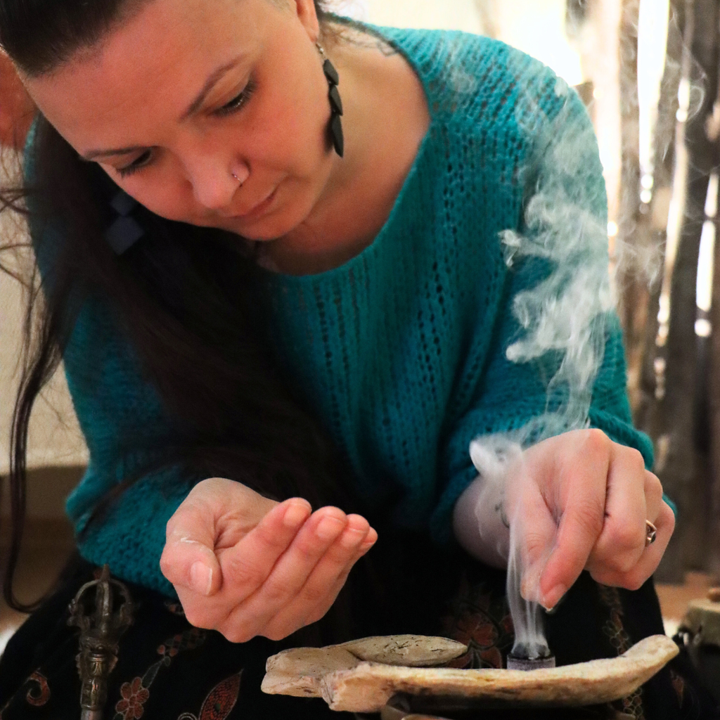 Moi c'est Océane, alchimiste énergétique et praticienne de la Voie de l'Acte. Tu es ici parce que de ce métier s'en est tissé un autre : Créatrice d'encens et fumigations précieuses...


J'explore les voies de transformation où les plantes sont guides et alliées. J'associe la spagyrie, science alchimique des principes du végétal (corps, âme, esprit), à la fumigation et au tarot alchimique. Cela crée un espace d’accompagnement où se rencontrent chamanisme et alchimie. 


Dans cette démarche, la puissance médicinale et vibratoire des plantes devient une passerelle entre mondes visibles et subtils, offrant des clés de compréhension et de transmutation intérieures.