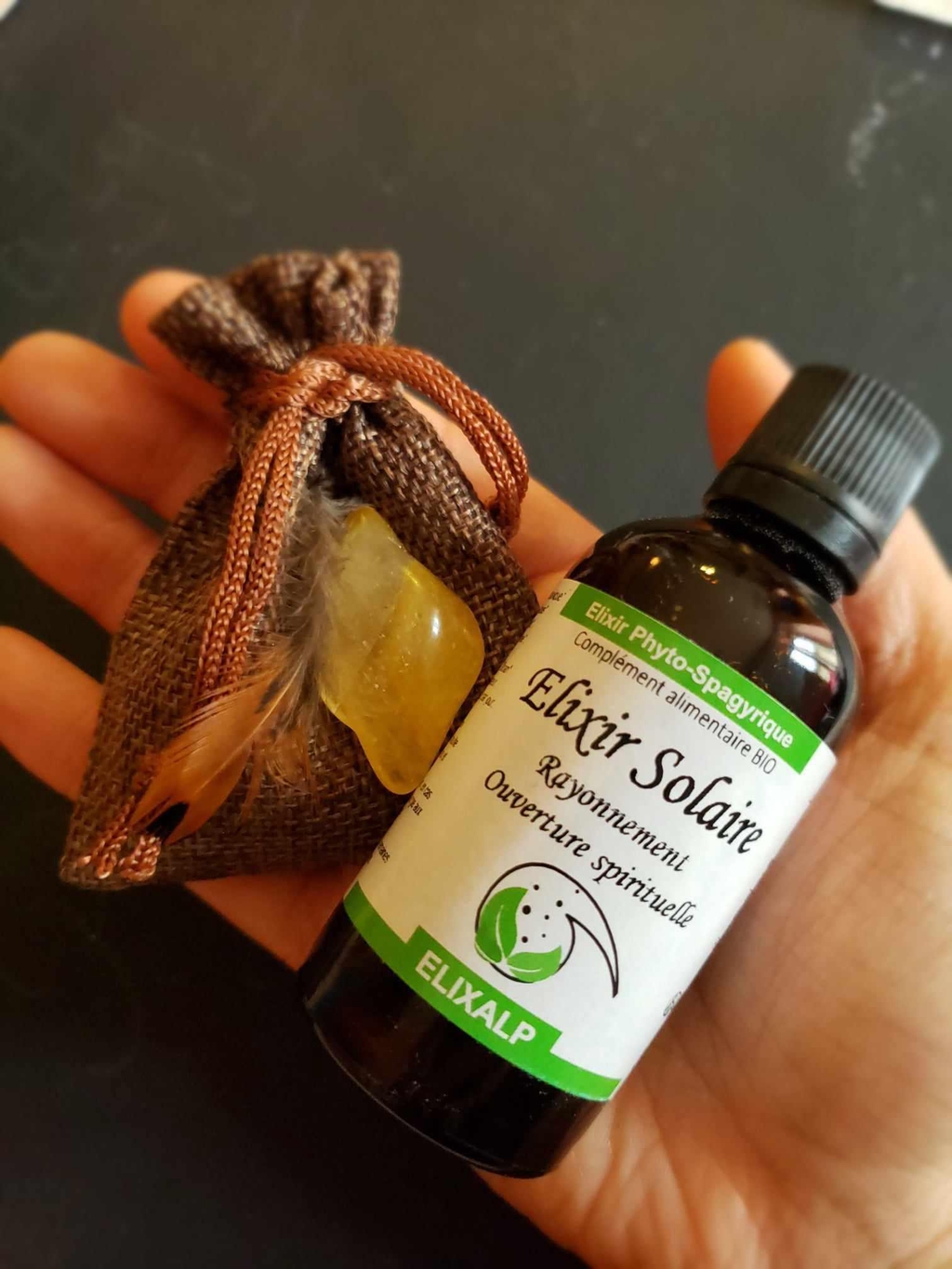 Qu'est-ce que la spagyrie et les élixirs spagyriques ? La spagyrie est une ancienne voie issue de l’alchimie, qui cherche à révéler l’essence la plus pure des plantes. À travers un processus patient de séparation, de purification et de réunion, la plante livre ses trois principes fondamentaux – corps, âme et esprit – afin de donner naissance à un élixir spagyrique.

Ces élixirs se distinguent des compléments alimentaires classiques : ils ne se réduisent pas à une simple concentration de molécules actives. Ils portent la mémoire, l’énergie et l’intelligence du végétal, transmutées par le travail alchimique. Chaque élixir devient ainsi une médecine intérieure subtile, qui dialogue avec nos propres forces de régénération et d’équilibre.