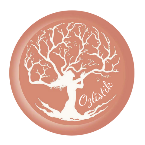 Bienvenue dans ma boutique où les fragrances sont bien plus qu'une simple odeur...
L'univers Ozlistik mêle chamanisme et alchimie avec principalement l'intelligence végétale présente pour m'accompagner dans ma voie de praticienne. Océane Joliet