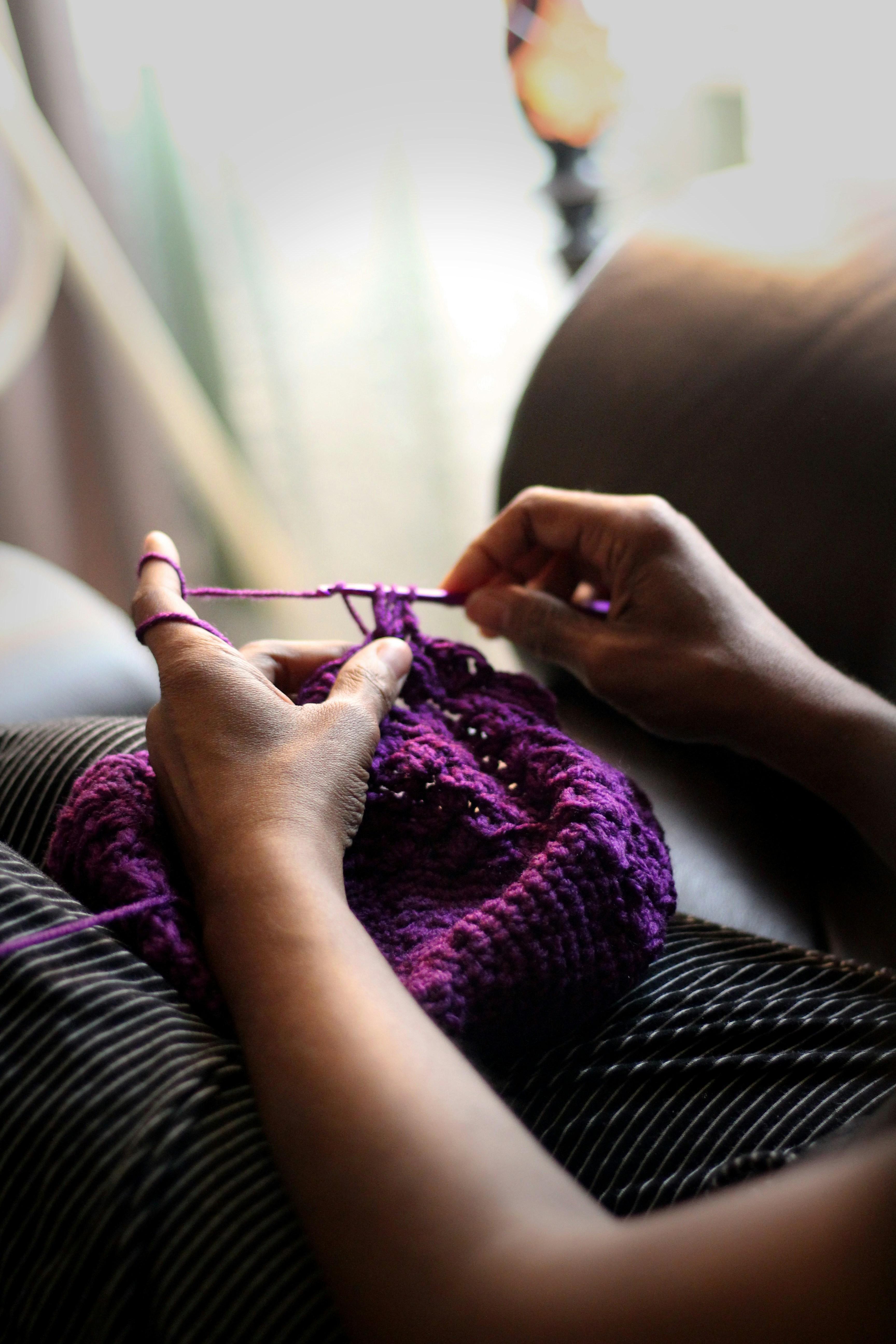 Anne von ANKA Handmade – Hobby‑Häklerin, die zwischen Beruf, Familie und Alltag in ruhigen Momenten handgemachte Mützen, Loops und Tücher fertigt.