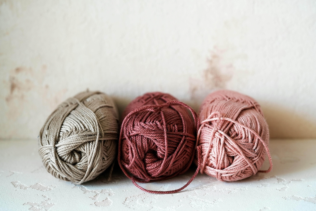Entdecke handgehäkelte Unikate von ANKA.handmade: Dreieckstücher, Handstulpen, Beanies, Mützen, Schalkragen und besondere Hoodiemützen. Dazu findest du liebevoll gefertigte Wimpelketten und kleine Häkelgeschenke. Jedes Stück entsteht in sorgfältiger Handarbeit und ist etwas ganz Besonderes.