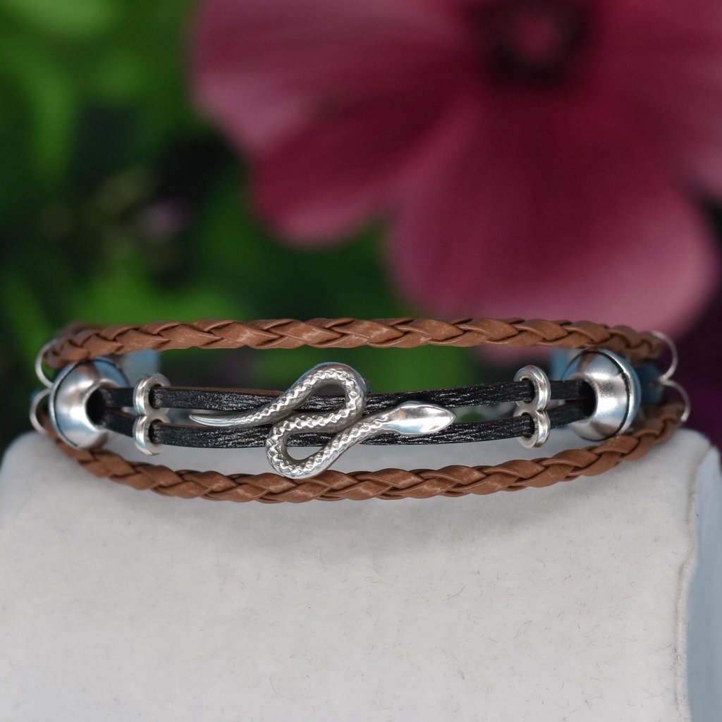 Des bijoux artisanaux pour tous les styles.
Des créations uniques pour Femme Homme et Enfant