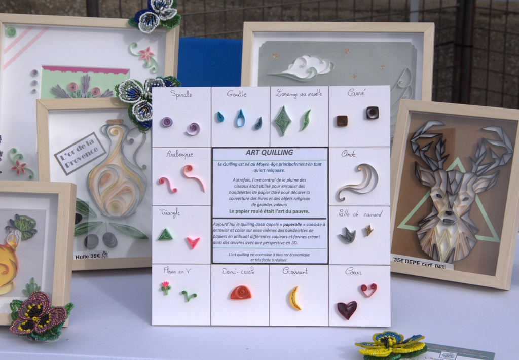 Des tableaux réalisés à la main en France avec la technique du papier roulé.