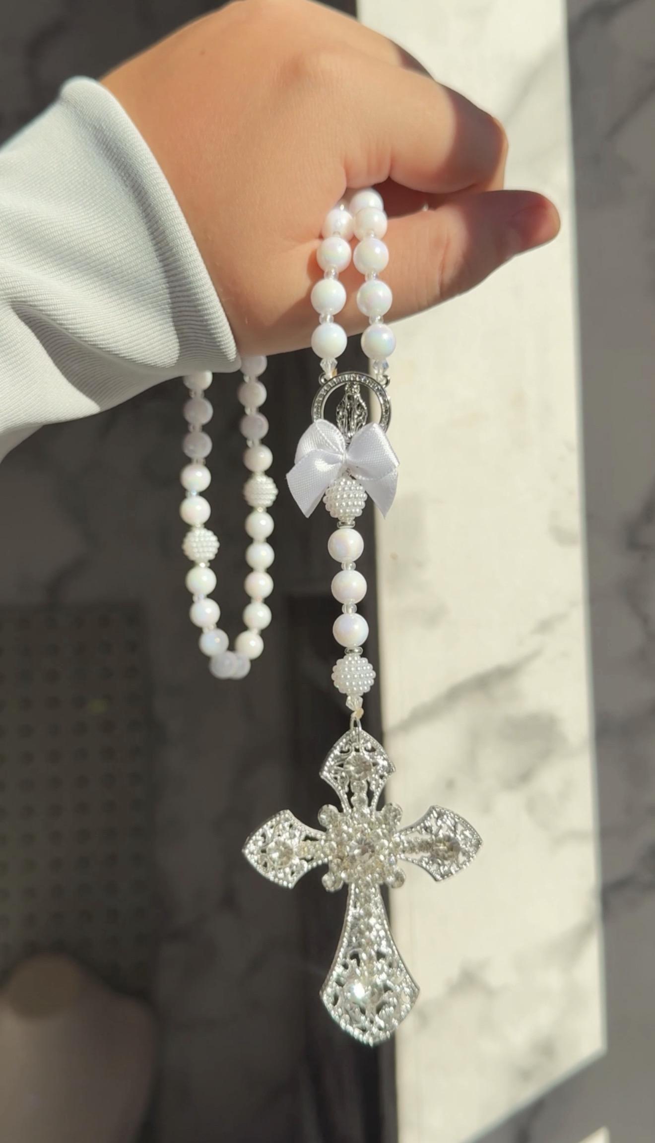 Nos chapelets argentés sont pensés pour accompagner la prière et la foi chrétienne au quotidien. Découvrez une sélection de chapelets religieux argentés, élégants et intemporels, adaptés aussi bien à un usage personnel qu’à un cadeau spirituel.